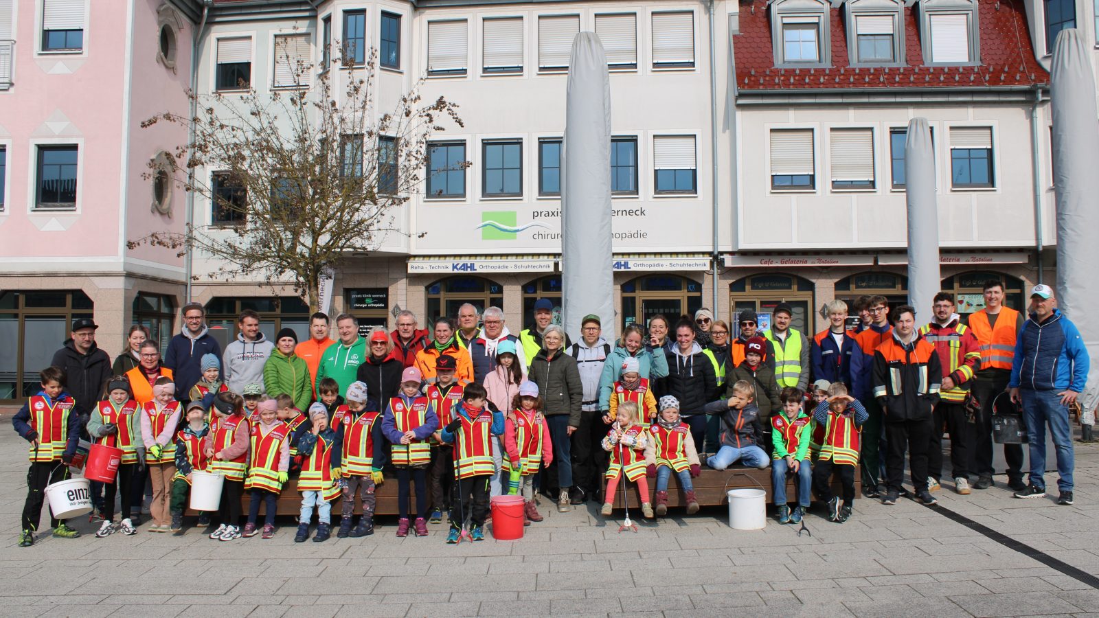 Die fleißigen Helferinnen und Helfer zum Start der Aktion. Foto: Roland Maul