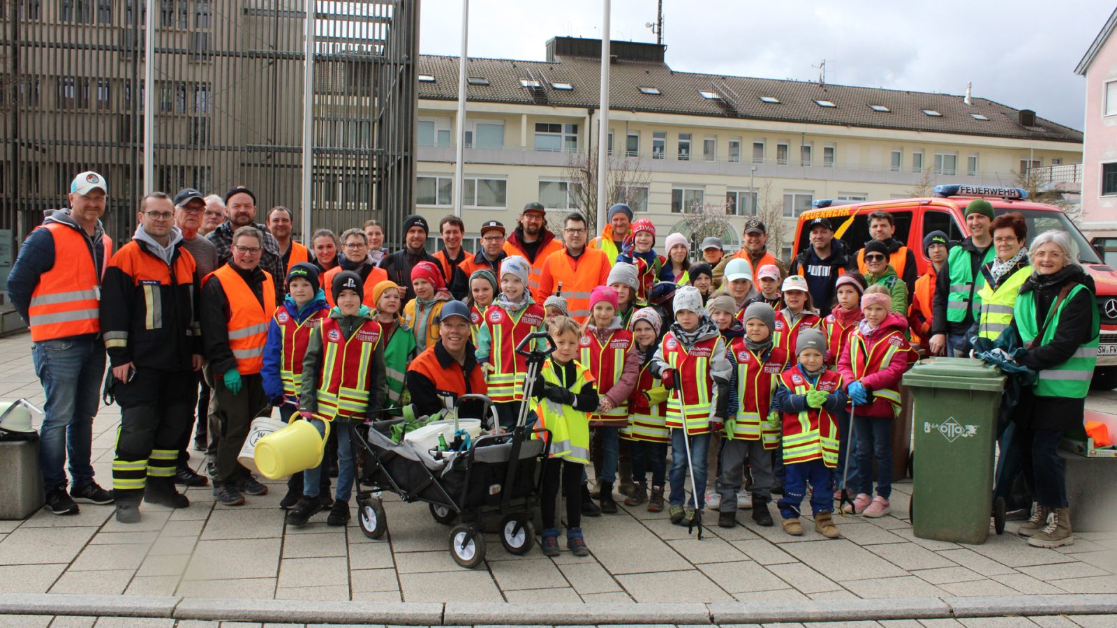 Über 50 große und kleine Aktive nahmen an der diesjährigen Ramadama-Müllsammelaktion der Wernecker Vereine in und rund um Werneck teil und waren dafür bestens mit Eimern, Warnwesten und Greifzangen ausgerüstet · Foto: Roland Maul