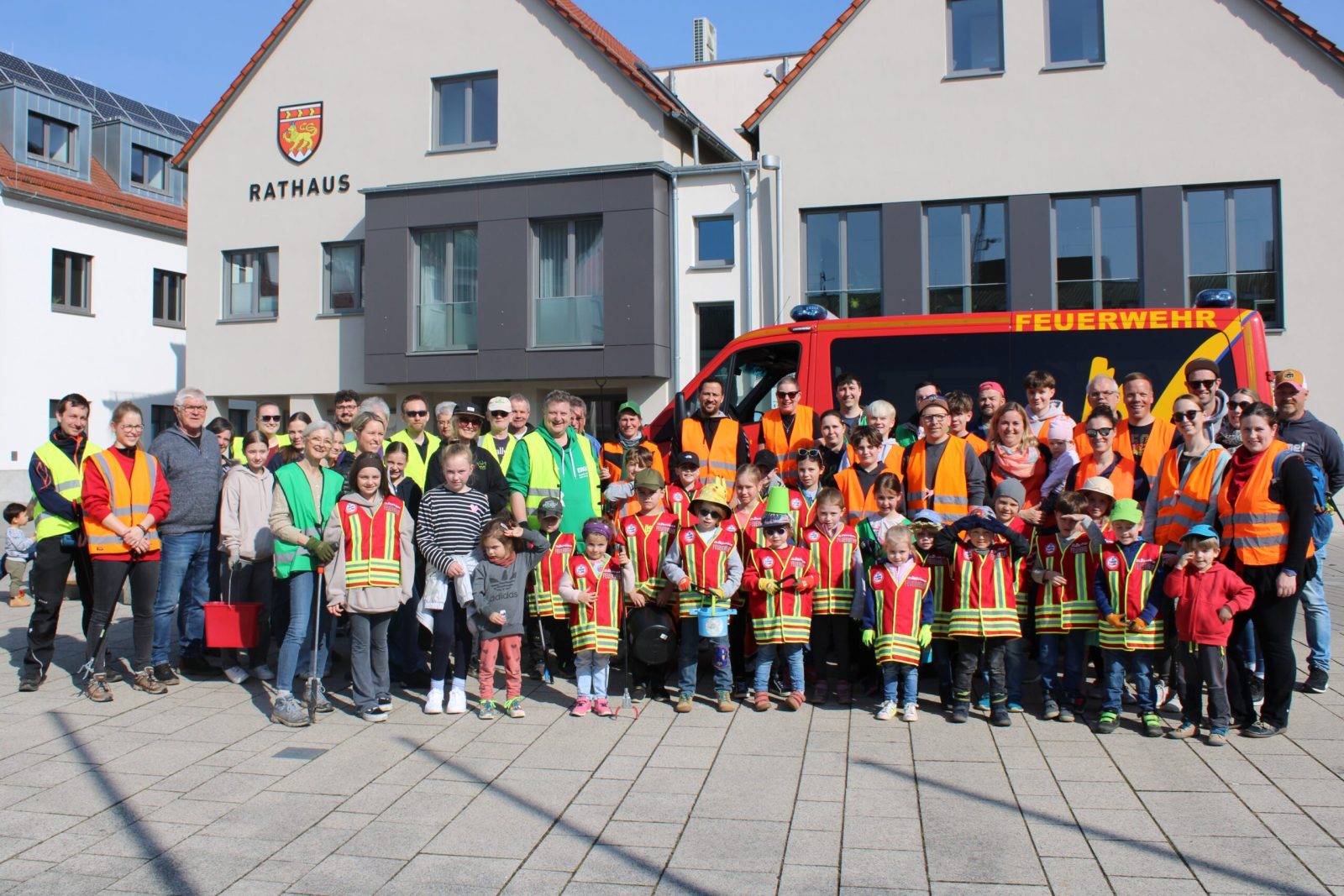 Über 50 große und kleine Aktive nahmen an der vierten Ramadama-Müllsammelaktion der Wernecker Vereine in und rund um Werneck teil und waren dafür bestens mit Eimern, Warnwesten und Greifzangen ausgerüstet · Foto: Roland Maul