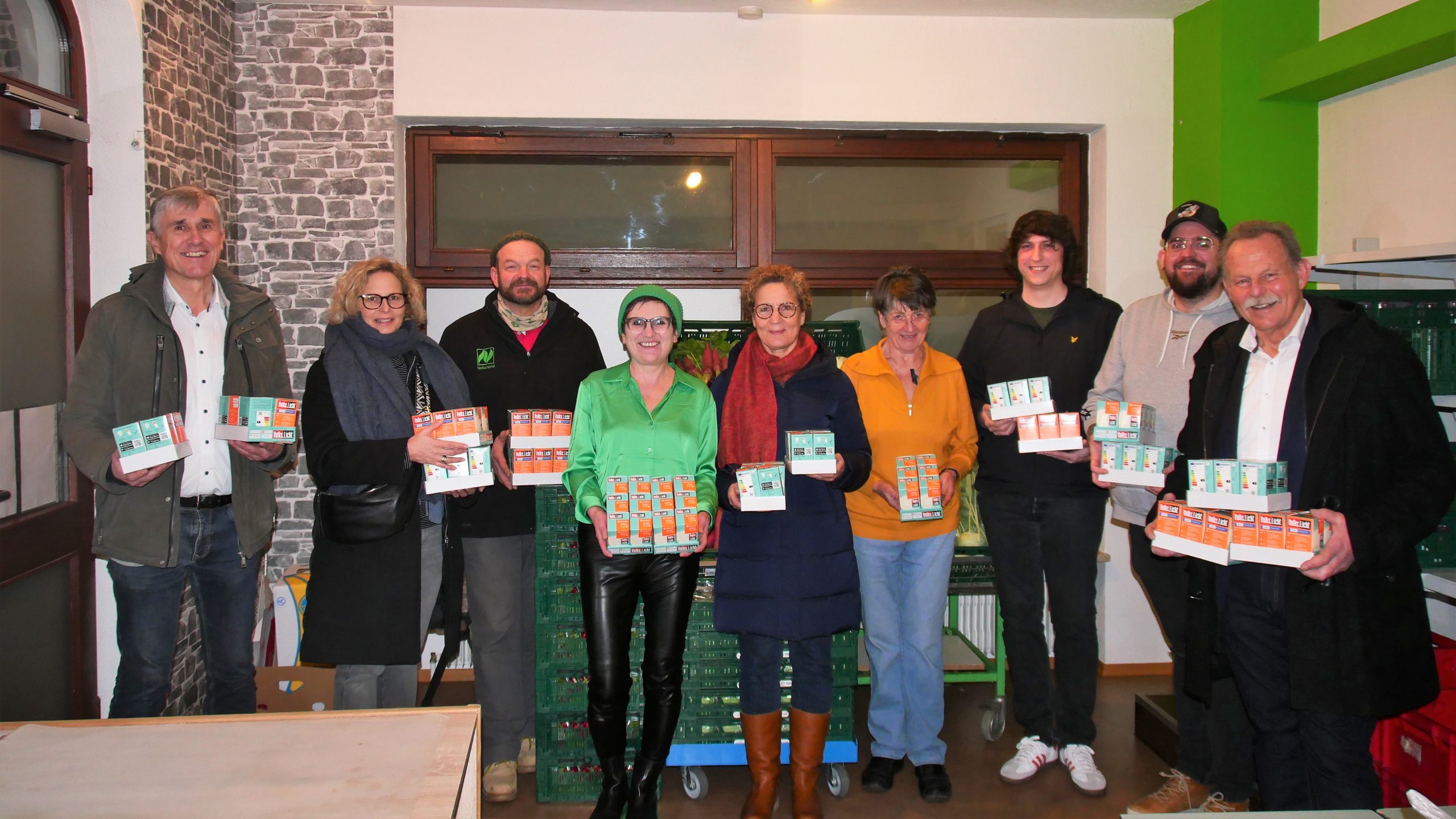 Von links: Stellvertretender Landrat Thomas Vizl, Kreisrätin Stefanie Döpfner, Kreisrat Udo Rumpel, die Kreisrätinnen Birgit Schmitt und Brigitte Lenhard-Scheithauer, Tafel-Mitarbeiterin Brigitte Dinkel, Kreisrat Johannes Weiß, Tafel-Mitarbeiter Robert Schinzel und Kreisrat und Landtagsabgeordneter Paul Knoblach. Foto: Christian Wolf