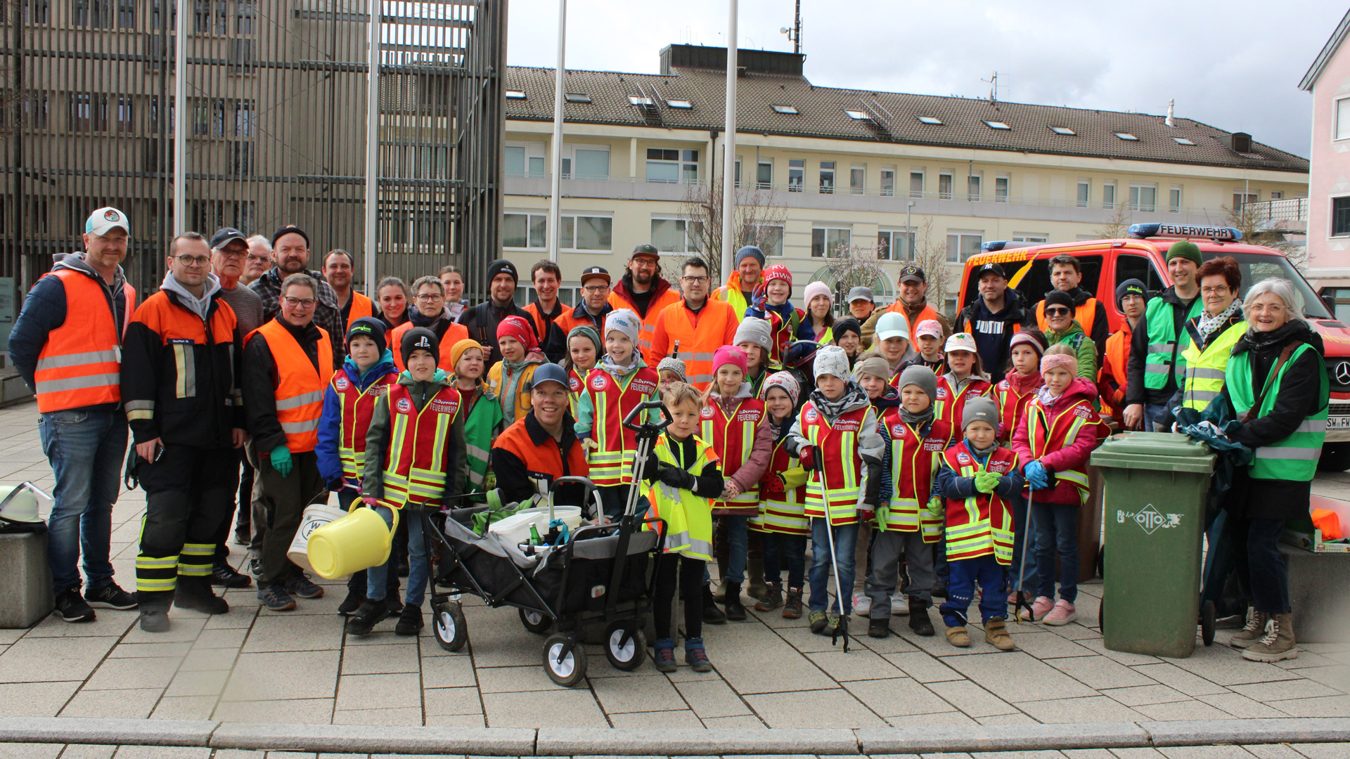 Über 50 große und kleine Aktive nahmen an der diesjährigen Ramadama-Müllsammelkation der Wernecker Vereine in und rund um Werneck teil und waren dafür bestens mit Eimern, Warnwesten und Greifzangen ausgerüstet. Foto: Roland Maul